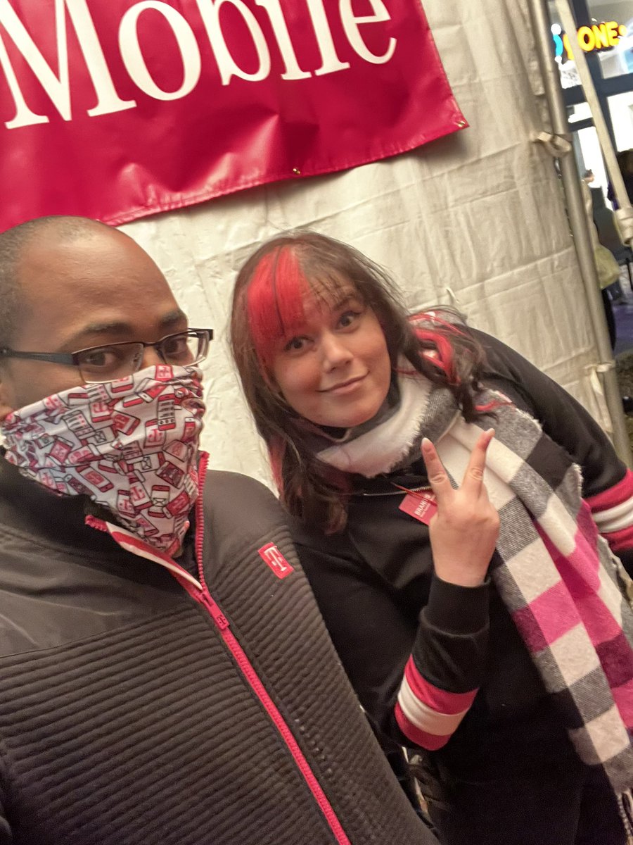 SeaTheSenator's tweet photo. Shops of Legacy Christmas lights event!β Itβs amazing make a cookie, grab some hot chocolate, and enjoy some swag! Itβs been fun! #TogetherweHoliday #ShopsOfLegacy #TMobileExperienceStore #TmobileSwag @SwanLTMO @ItsTheeQueenB @J_Bernstein91 https://t.co/t7QDjqR9K7