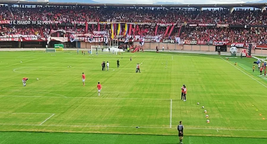 pulzo's tweet photo. [Video] Cúcuta Deportivo metió más hinchas que muchos clubes de la A en su regreso al Estadio General Santander https://t.co/5kMCAtCscG https://t.co/NfEpeWytEJ
