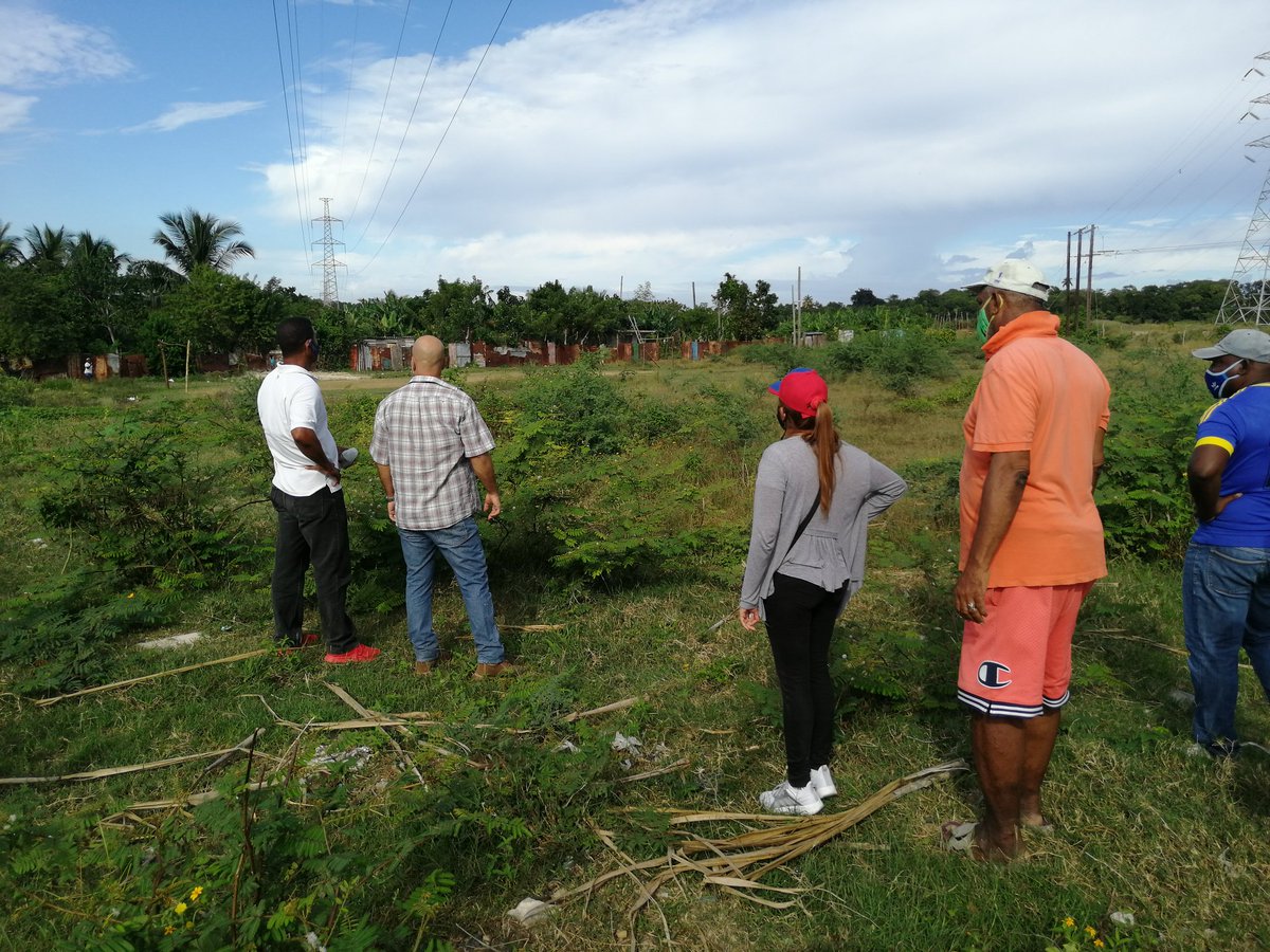 GHNordelo5's tweet photo. Hoy estuvimos recorriendo el Cuncuní, en el 'traspatio' de La Güinera, donde los vecinos esperan tener pronto un terrenito de pelota. #CubaVive #Cuba #CDRCuba #SomosDelBarrio https://t.co/afRsGwKmLu