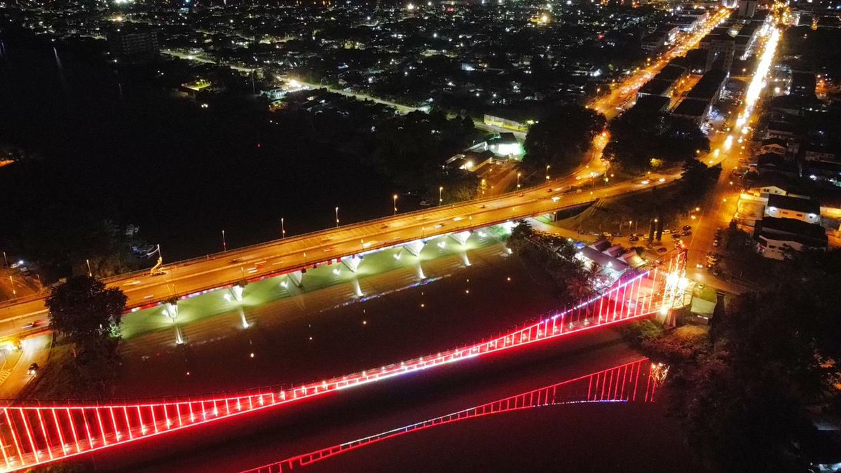 ybkarimhamzah's tweet photo. It’s up & the lights at Jambatan Gantung #Satok will become another attraction in #Kuching #Sarawak Thank you to our Chief Minister for launching this great #tourism feature last night despite drizzling & to delight of local folks too @JapenSarawak @bernamadotcom @beritartm https://t.co/LsNlvzkbVL