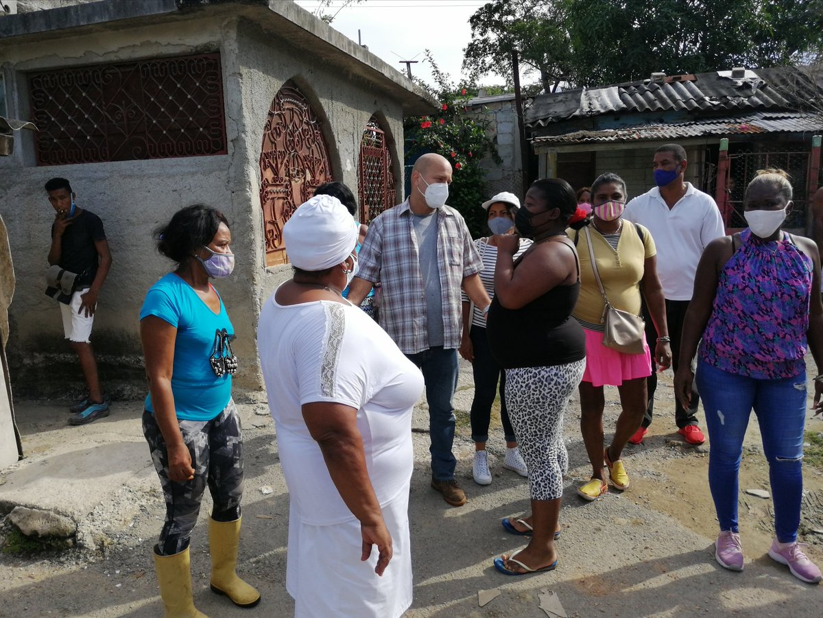 Hoy estuvimos recorriendo el Cuncuní, en el 'traspatio' de La Güinera, donde los vecinos esperan tener pronto un terrenito de pelota. #CubaVive #Cuba #CDRCuba #SomosDelBarrio