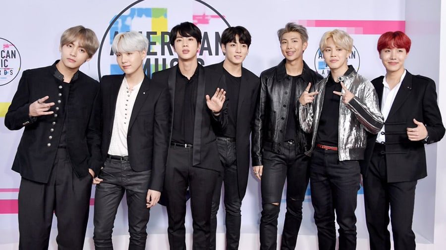 UniversBTS_'s tweet photo. 📷 @BTS_twt no tapete vermelho do AMAs

                 2017 e 2021

🦊 #BTSxAMAs #AMAsBTS ©charts_k https://t.co/BGipUcssVJ