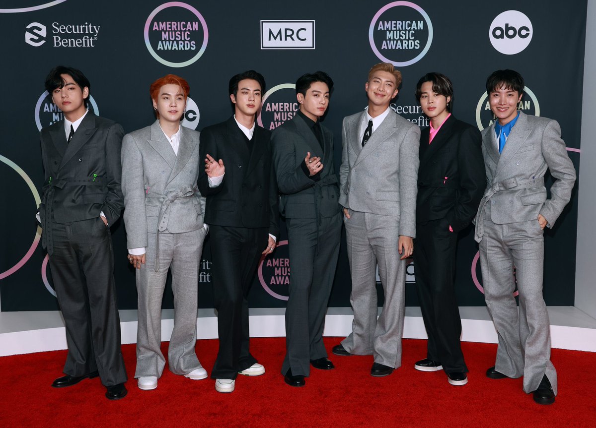 UniversBTS_'s tweet photo. 📷 @BTS_twt no tapete vermelho do AMAs

                 2017 e 2021

🦊 #BTSxAMAs #AMAsBTS ©charts_k https://t.co/BGipUcssVJ