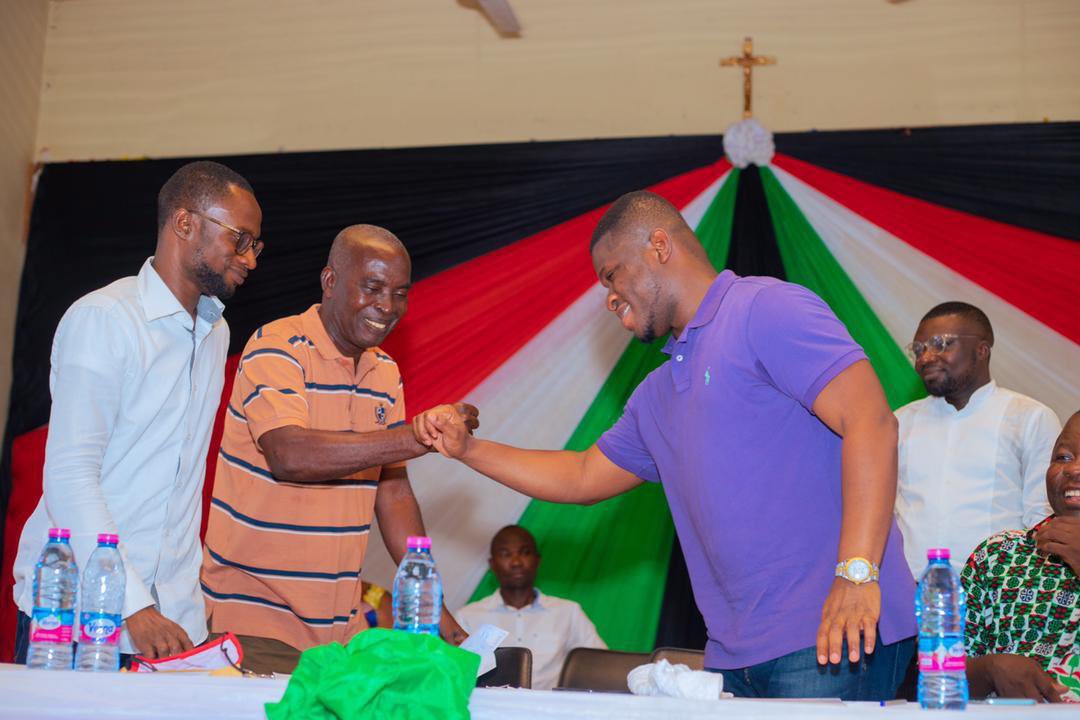 AnnanPerry's tweet photo. Former Western regional minister was present at the #GrassrootCommunication workshop in Sefwi to support. Sammy Gyamfi is the royal storm βοΈ https://t.co/Ma9rNo5iqh
