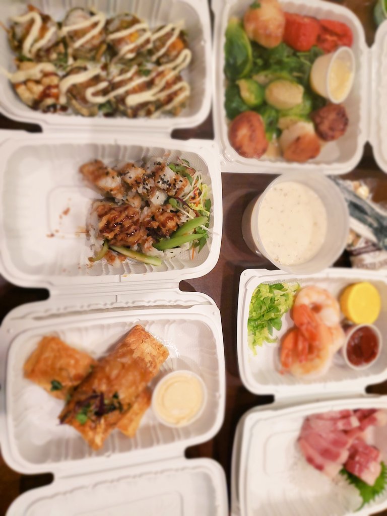 BobaStocks's tweet photo. Sushi time!!We didnt want to wait for 3hrs so we ordered for to go..
#lobsterroll
#hamachisashimi
#softshellcrabroll
#crabcake
#shrimpcocktail
#eelavocadoroll
#3amigosroll
#scallopswithbrusselsprout https://t.co/khO8B4m6pJ
