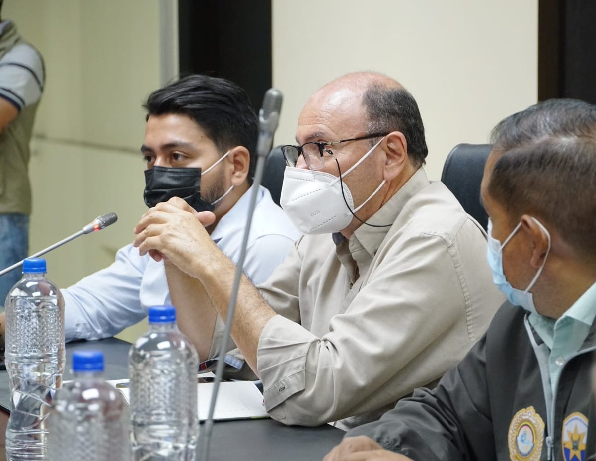 goberguayasec's tweet photo. El gobernador @parosemena lidera, desde el @ecu911sambo, la mesa de trabajo sobre las acciones ejecutadas y estrategias a realizarse en la Penitenciaría, por parte de las entidades del #GobiernoDelEncuentro. https://t.co/eWUhnfjhOG