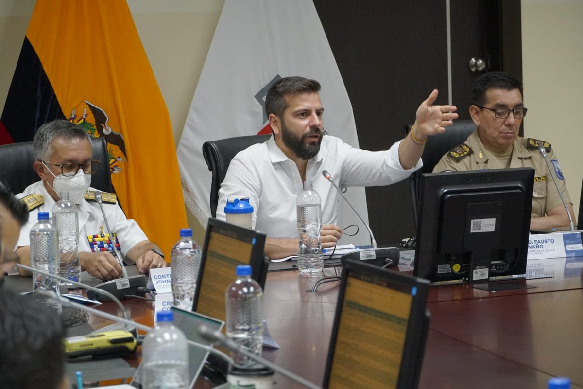 goberguayasec's tweet photo. El gobernador @parosemena lidera, desde el @ecu911sambo, la mesa de trabajo sobre las acciones ejecutadas y estrategias a realizarse en la Penitenciaría, por parte de las entidades del #GobiernoDelEncuentro. https://t.co/eWUhnfjhOG