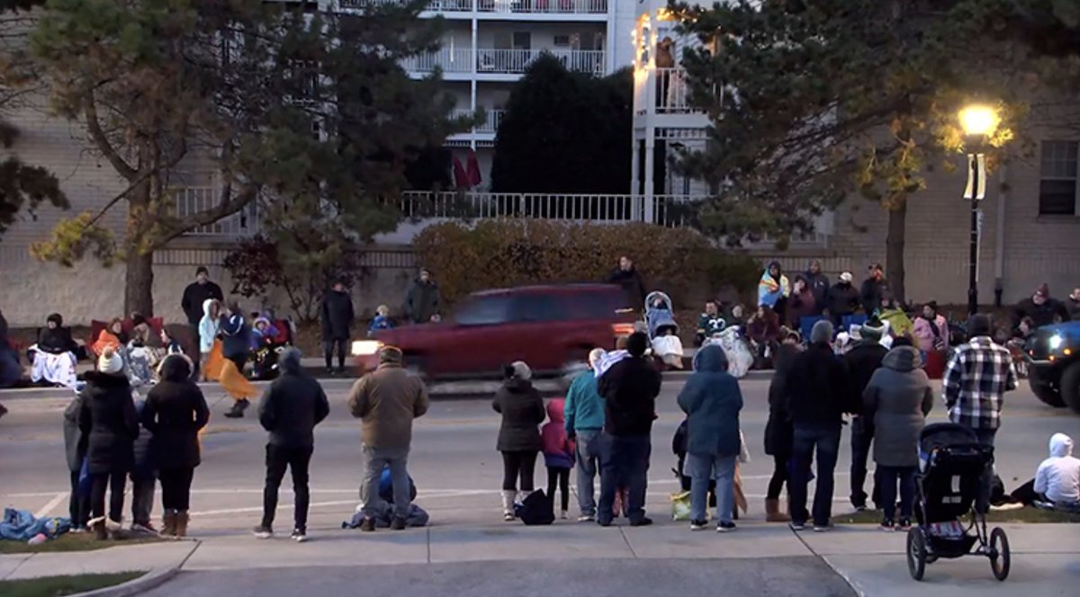 ➡️Una camioneta embistió un desfile navideño en Wisconsin, dejando más de 20 personas heridas.

➡️ Dan Thompson, jefe policial de Waukesha, ofreció esa cifra preliminar de personas heridas, pero no dio más detalles del suceso.

Más 👉 uni.vi/aFkH1039hPP.