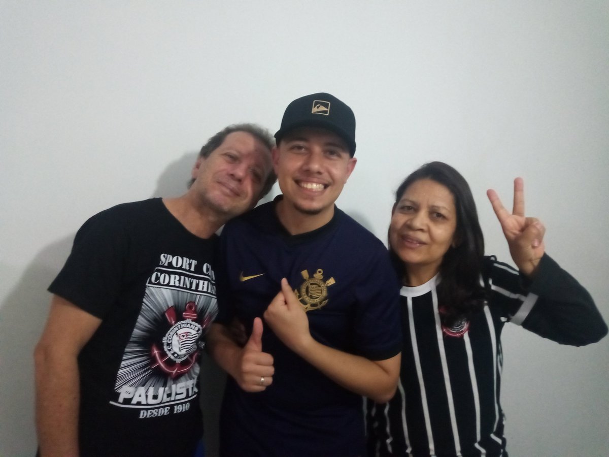 ArturSantosLis1's tweet photo. Parabéns Corinthians feminino campeão da libertadores 2021 🏴🏳️
Família reunida no apoio ✊🏻
#libertadoresFoxSport https://t.co/SOnPyaHE1G