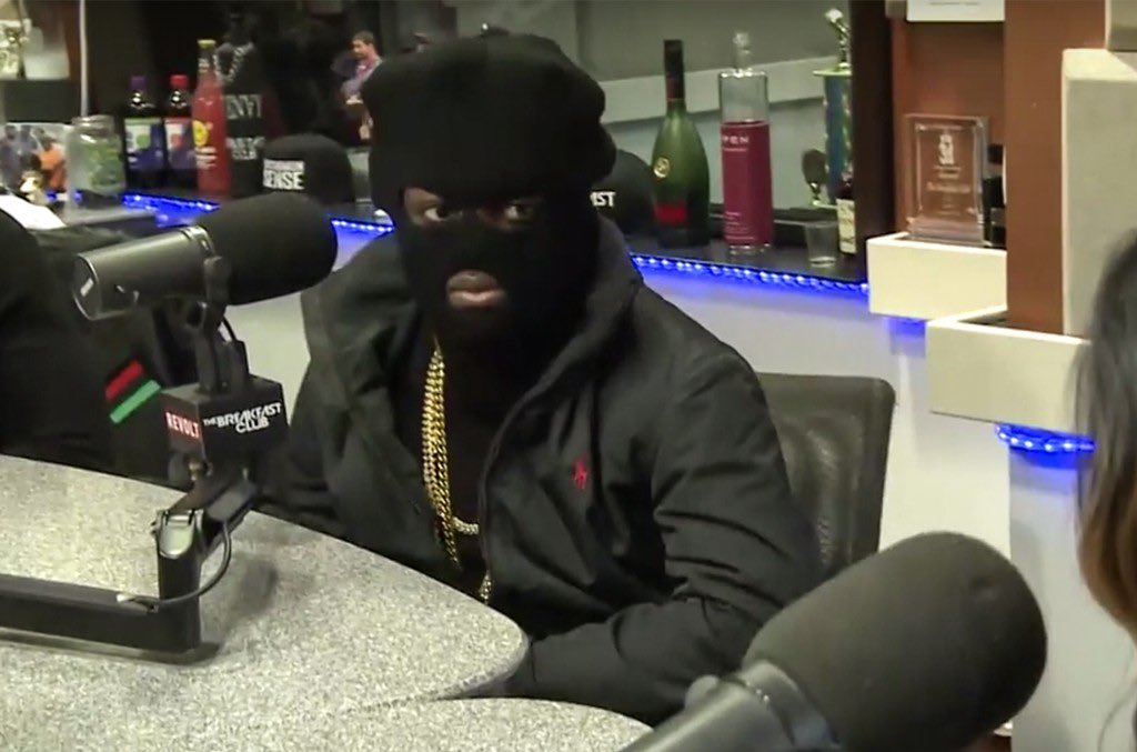 basirb_'s tweet photo. Me at Popeyes drive thru asking for hottie sauce https://t.co/0tC4Lomm2R