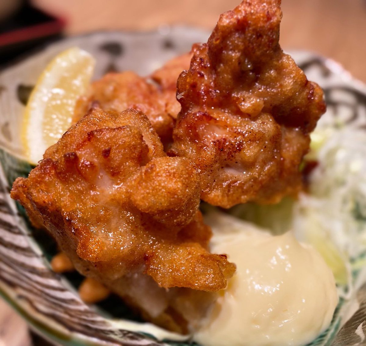 DekitateyaH's tweet photo. ジューシーな手作りザンギ♪いつもの定食にちょっと一品。できたて屋のご飯をボリューム満点にするのがこのザンギ（鶏の唐揚げ）です✨
醤油やニンニクの味が良～く浸み込んだお肉は、とってもジューシー♪一品ものはもちろん定食に付けたりざんぎ弁当でテイクアウトも可能！☺️#ザンギ #できたて屋 https://t.co/DaReWgw7pp