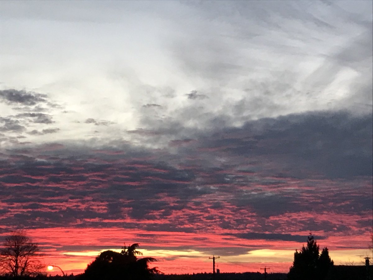 KinAnitaD5's tweet photo. #fallskies #sunsets ⁦@KGordonGlobalBC⁩ ⁦@MMadryga⁩ ⁦@GlobalBC⁩ ⁦@DFriesenGlobal⁩ ⁦@chrisgailus⁩ https://t.co/oqg5USc1vW
