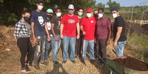 DrRobertoMOjeda's tweet photo. #CubaVive y renace plena de juventud. Contamos con jóvenes de vanguardia, capaces de asumir cualquier reto, que se crecen ante las adversidades para aportar al bienestar de la Patria. #Fidel: No hay privilegio semejante al de ser jóvenes y tener por delante una gran tarea. 🇨🇺 https://t.co/AdM7GQElo6