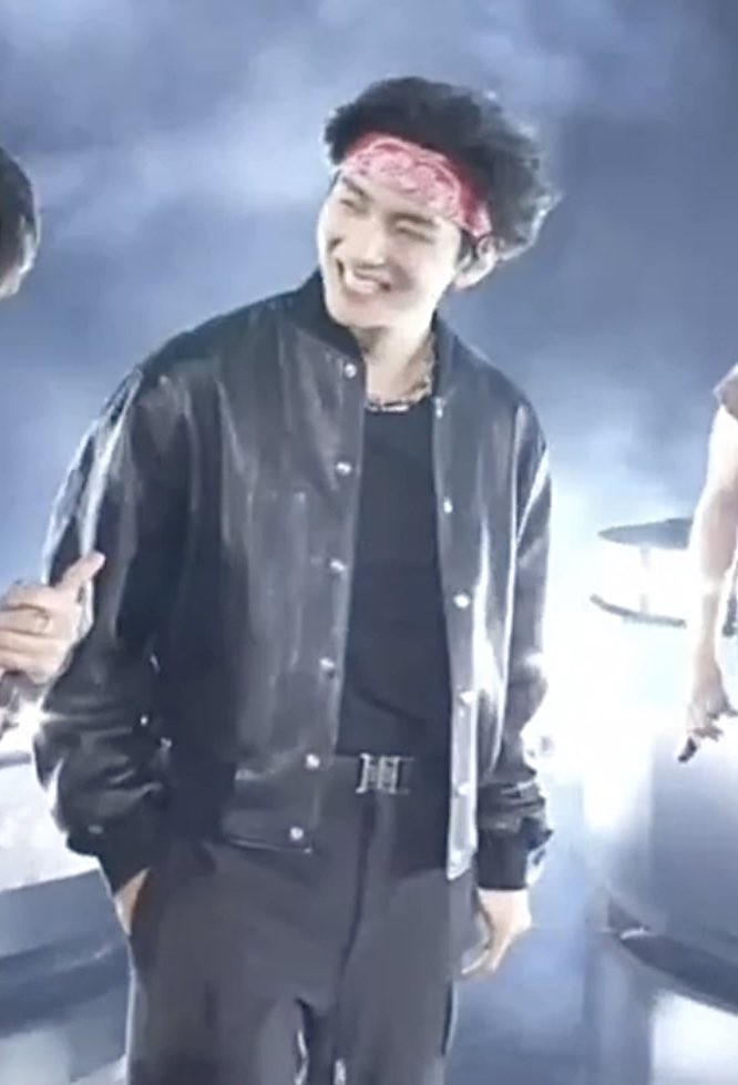 archivefortae's tweet photo. TAEHYUNG’S OUTFIT 😭 https://t.co/4dAsTKCOYO