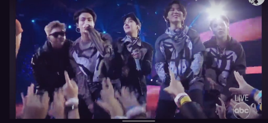 seoknan's tweet photo. Sim eu fiz uma coleção de foto desse momento MARAVILHOSO 💜💜💜💜💜💜💜 E tão bom ver eles felizes e se divertindo tanto em um palco novamente. 😍😍😍💜💜💜 #BTSxAMAs  #AMAs #AMAsBTS https://t.co/SuHa3nTfXO