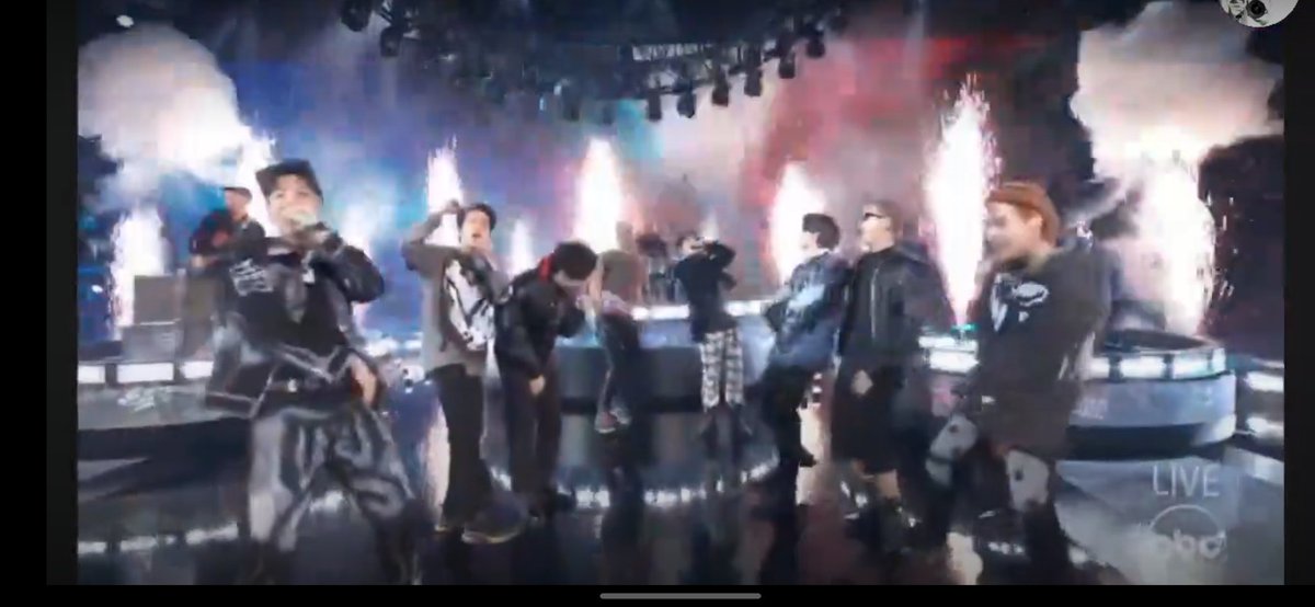 seoknan's tweet photo. Sim eu fiz uma coleção de foto desse momento MARAVILHOSO 💜💜💜💜💜💜💜 E tão bom ver eles felizes e se divertindo tanto em um palco novamente. 😍😍😍💜💜💜 #BTSxAMAs  #AMAs #AMAsBTS https://t.co/SuHa3nTfXO