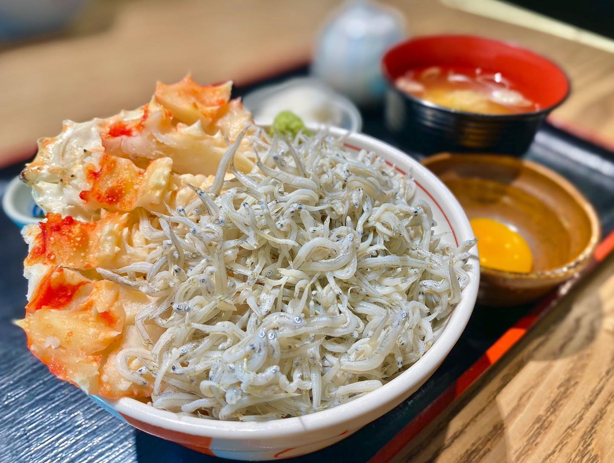 DekitateyaH's tweet photo. 【とんでもないボリューム感⁉︎】どっさりしらすごちそう丼🦀ふんどしとはカニの「腹肉」のこと。脚と違って弾力があり肉厚ジューシーで噛むほどにタラバガニの旨味が広がるんです✨名前の通り「どっさり」盛られた塩加減抜群のしらすと、タラバガニのふんどしの豪華な海鮮丼♪#海鮮丼 #タラバガニ https://t.co/lNmcaQU2G3