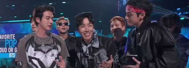 BABANGTAN_613's tweet photo. BTS WON THE AWARD FAVORITE POP DUO OR GROUP! https://t.co/PjoGA7IT7J