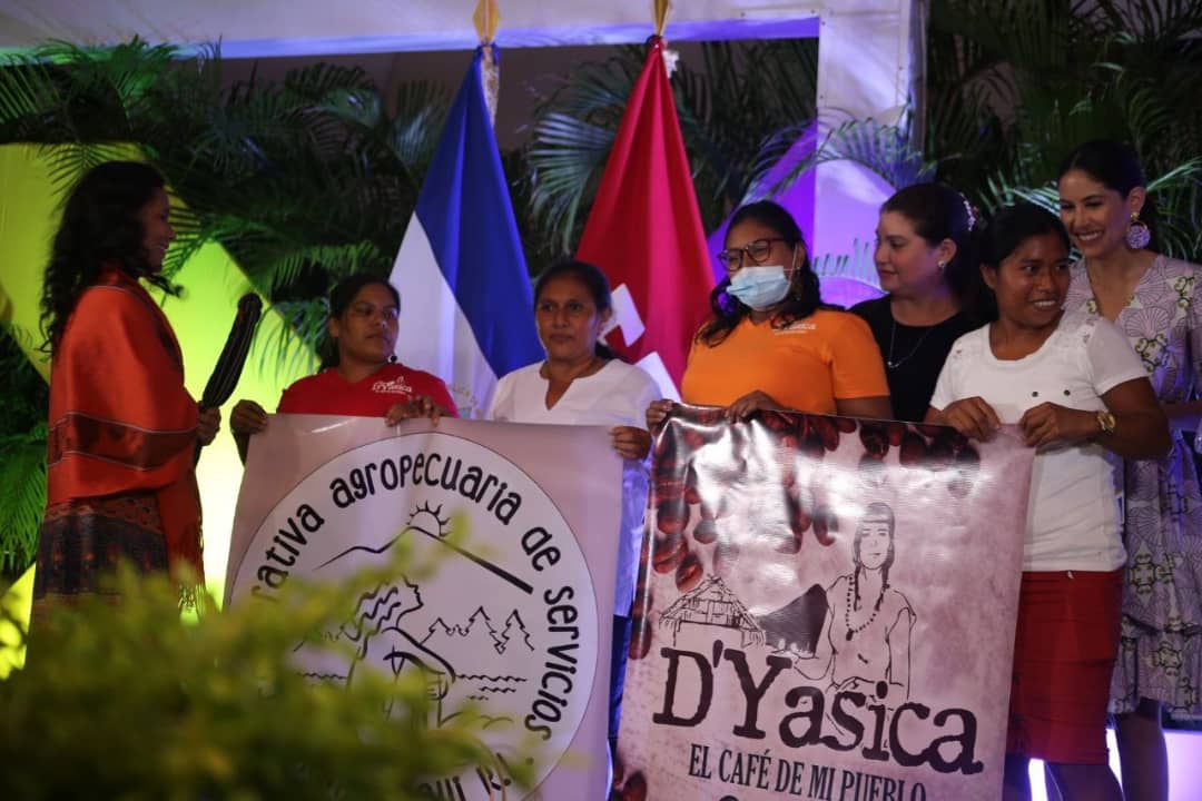 nicreativa's tweet photo. 🇳🇮👏🏻🥳 Una vez más Nicaragua destaca en el concurso regional Yo emprendedor .

👩🏽‍🦱👱🏼‍♀️👩🏽‍🦳  Obteniendo el premio a "Mujer Emprendedora", con el emprendimiento Café D'Yasica, y también ganando en la categoría "Innovación en Salud" por el equipo MedETechni. 

#economíacreativanicaragua https://t.co/hjKwpjkwlD