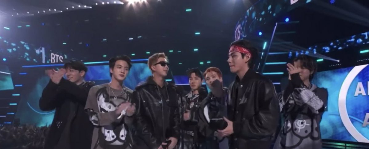 eternalsjeon's tweet photo. “Eramos una pequeña banda de Corea y nos unió el amor por nuestra música, todo lo que queremos hacer es difundir amor, buenas vibras y energía a través de nuestra música y presentaciones. Saben que sin ustedes, ARMY, no podríamos haber logrado nada”-Nam 😭

#BTSxAMAs  @BTS_twt https://t.co/sl4z6PXF4Y