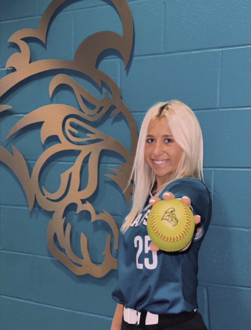 izzyhowe26's tweet photo. Had an awesome time at my official visit this weekend! Thank you @coach_kgreen,  @daniellepenner, @amanda_daneker and @CoastalSoftball players and staff for making it so special! Chants up🤍 https://t.co/62fnCIxwzB