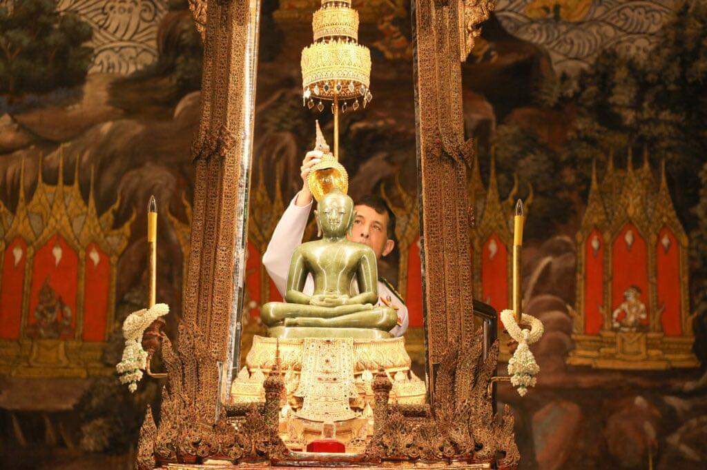 isuma01's tweet photo. พระบาทสมเด็จพระเจ้าอยู่หัว และสมเด็จพระนางเจ้าฯ พระบรมราชินี เสด็จฯ ทรงเปลี่ยนเครื่องทรง พระแก้วมรกต
#เรารักสถาบันพระมหากษัตริย์ https://t.co/OHuLxD8vJN