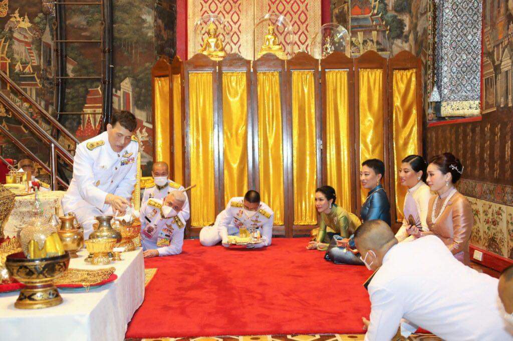isuma01's tweet photo. พระบาทสมเด็จพระเจ้าอยู่หัว และสมเด็จพระนางเจ้าฯ พระบรมราชินี เสด็จฯ ทรงเปลี่ยนเครื่องทรง พระแก้วมรกต
#เรารักสถาบันพระมหากษัตริย์ https://t.co/OHuLxD8vJN