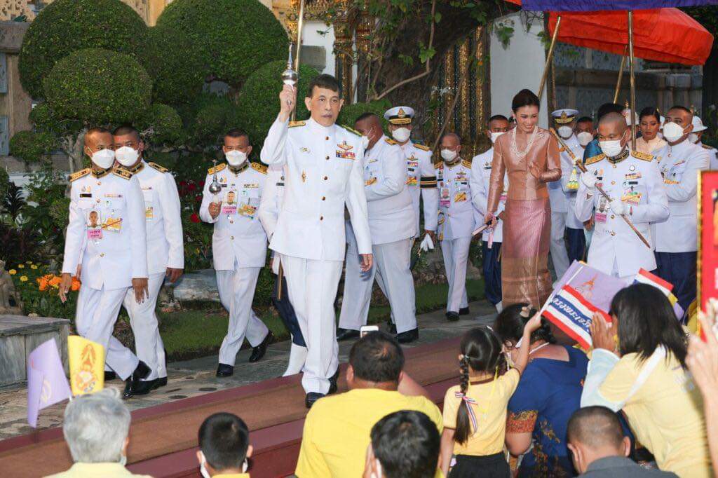 isuma01's tweet photo. พระบาทสมเด็จพระเจ้าอยู่หัว และสมเด็จพระนางเจ้าฯ พระบรมราชินี เสด็จฯ ทรงเปลี่ยนเครื่องทรง พระแก้วมรกต
#เรารักสถาบันพระมหากษัตริย์ https://t.co/OHuLxD8vJN