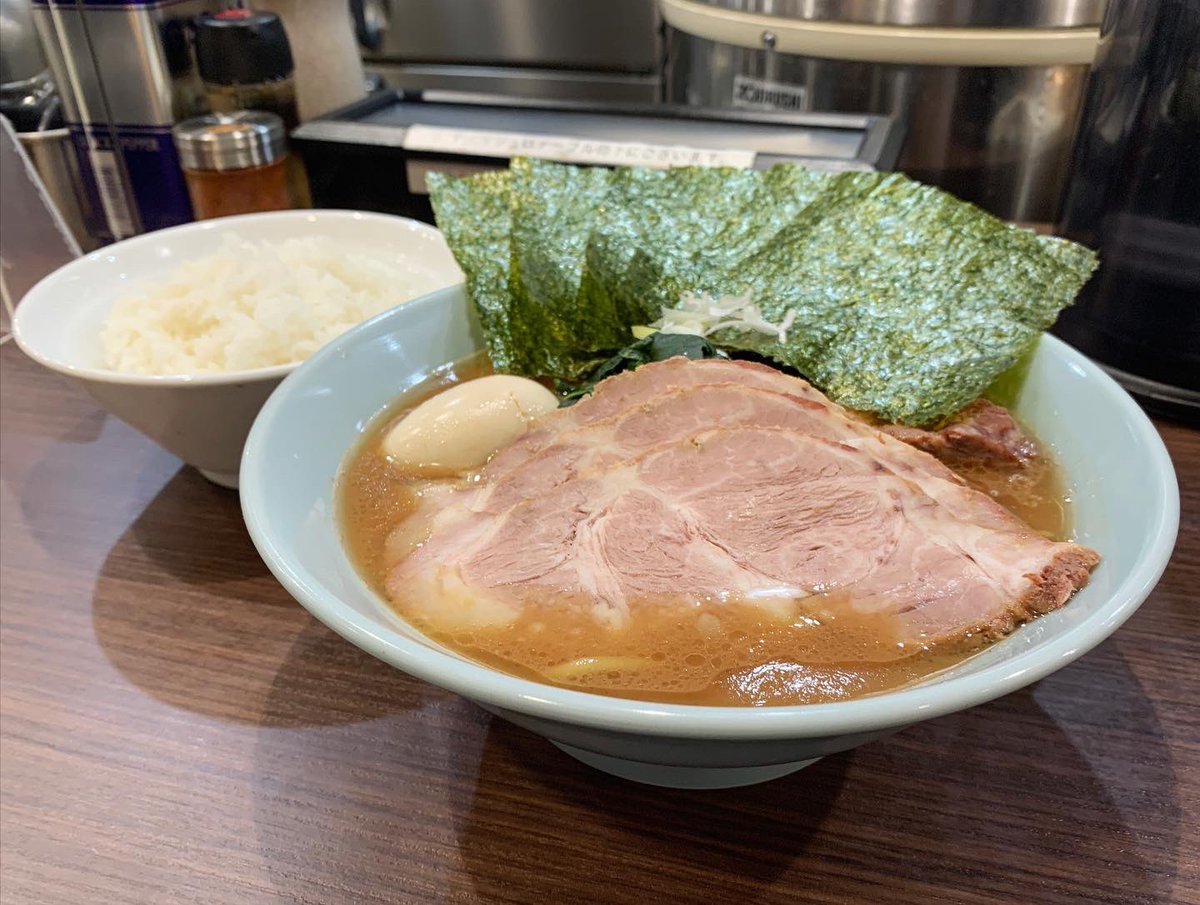 susuru_tv's tweet photo. 那須川天心さんとスパーリングのあと、渋谷の侍さん。
家系！！

らーめん全部のせ、ライス、にんにく梨玖 https://t.co/9sVtrIvYBC