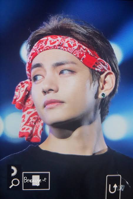 Taehyung_india_'s tweet photo. KIM TAEHYUNG IN ICONIC RED BANDANA

2018                                    2021 https://t.co/tEKG6Axrxx