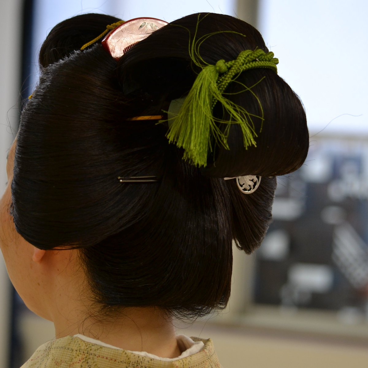 hizen_kasuga's tweet photo. 門弟のひとりが、地毛で日本髪を結ったそうです。
なお『中下級クラスの武家の子女っぽく！』とリクエストして高島田という髪型にしてもらった、この頭で稽古するのが夢だった！などとと供述しております。 https://t.co/9gFPe8xwgy