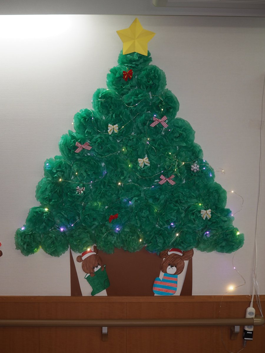 特別養護老人ホーム筑波園 Twitter ನಲ ಲ 広報委員のntです 各フロアの壁面が クリスマスに向けてとっても華やかです ご利用者の方々も職員と一緒にお花紙で制作しています 特別養護老人ホーム筑波園 クリスマス準備 壁面アート クリスマス仕様 サンタ
