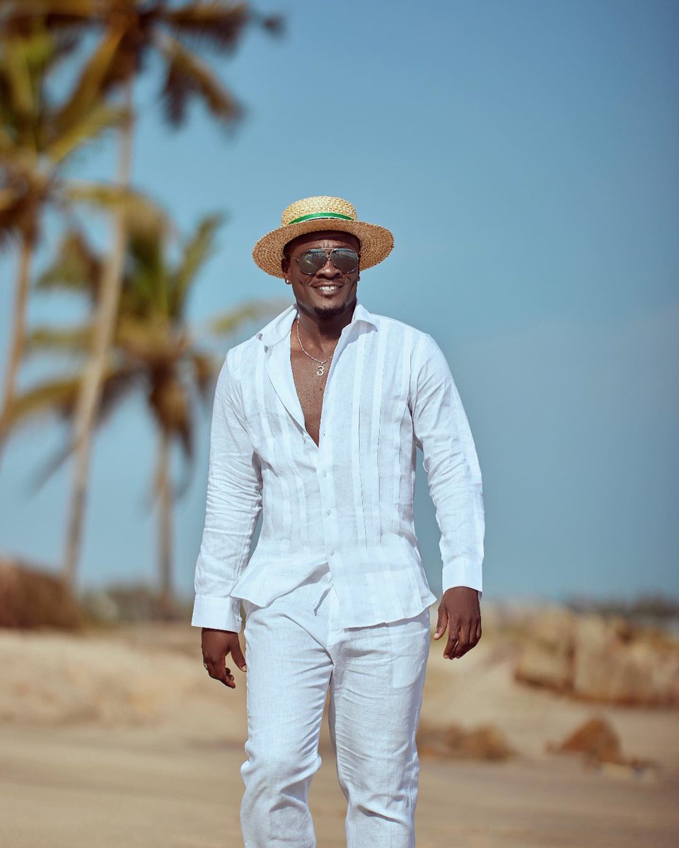 ASAMOAH_GYAN3's tweet photo. I am happy to live till this day, it is an occasion worth celebrating . On this day , I wish myself a life filled to the brim with happiness , health &amp; prosperity  . Happy birthday to me https://t.co/eryM4eLHLH