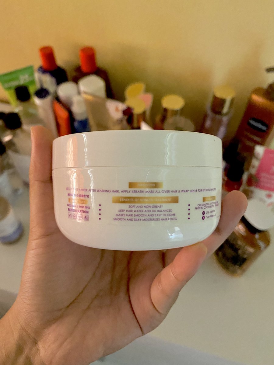 SantaiSini's tweet photo. Dari yang mahal, sampai lah ke yang murah. Hati sissy tetap tertarik kat yang RM22 ni 🤪

Sissy tak pernah guna hairmask sebelum ni sampailah jumpa keratin hairmask ni. ✨🔥🌈

Kredit: @Mimihmzn (Twitter)

#SantaiSini #HairTips #BeautyTips #HairFall #TipsRambut #HairMask https://t.co/lMQ9jnoxLw