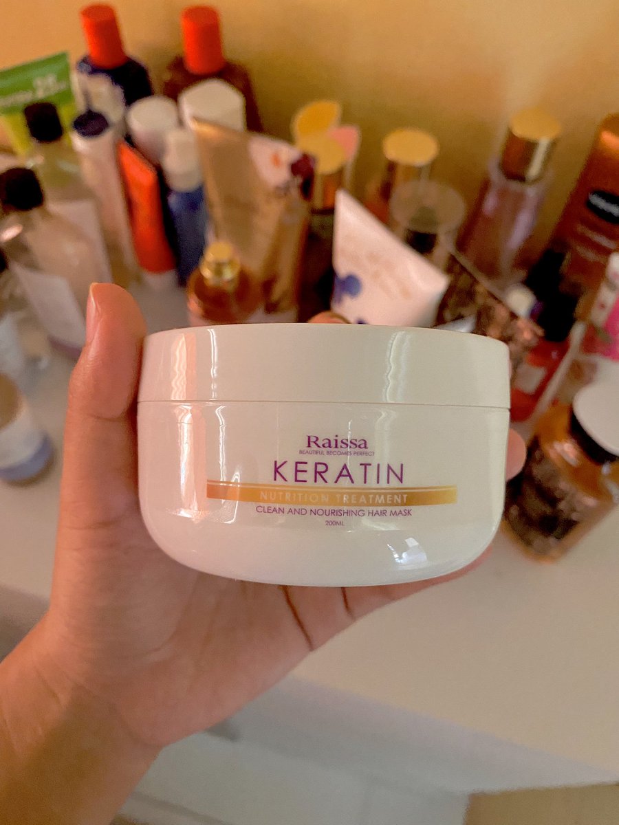 SantaiSini's tweet photo. Dari yang mahal, sampai lah ke yang murah. Hati sissy tetap tertarik kat yang RM22 ni 🤪

Sissy tak pernah guna hairmask sebelum ni sampailah jumpa keratin hairmask ni. ✨🔥🌈

Kredit: @Mimihmzn (Twitter)

#SantaiSini #HairTips #BeautyTips #HairFall #TipsRambut #HairMask https://t.co/lMQ9jnoxLw