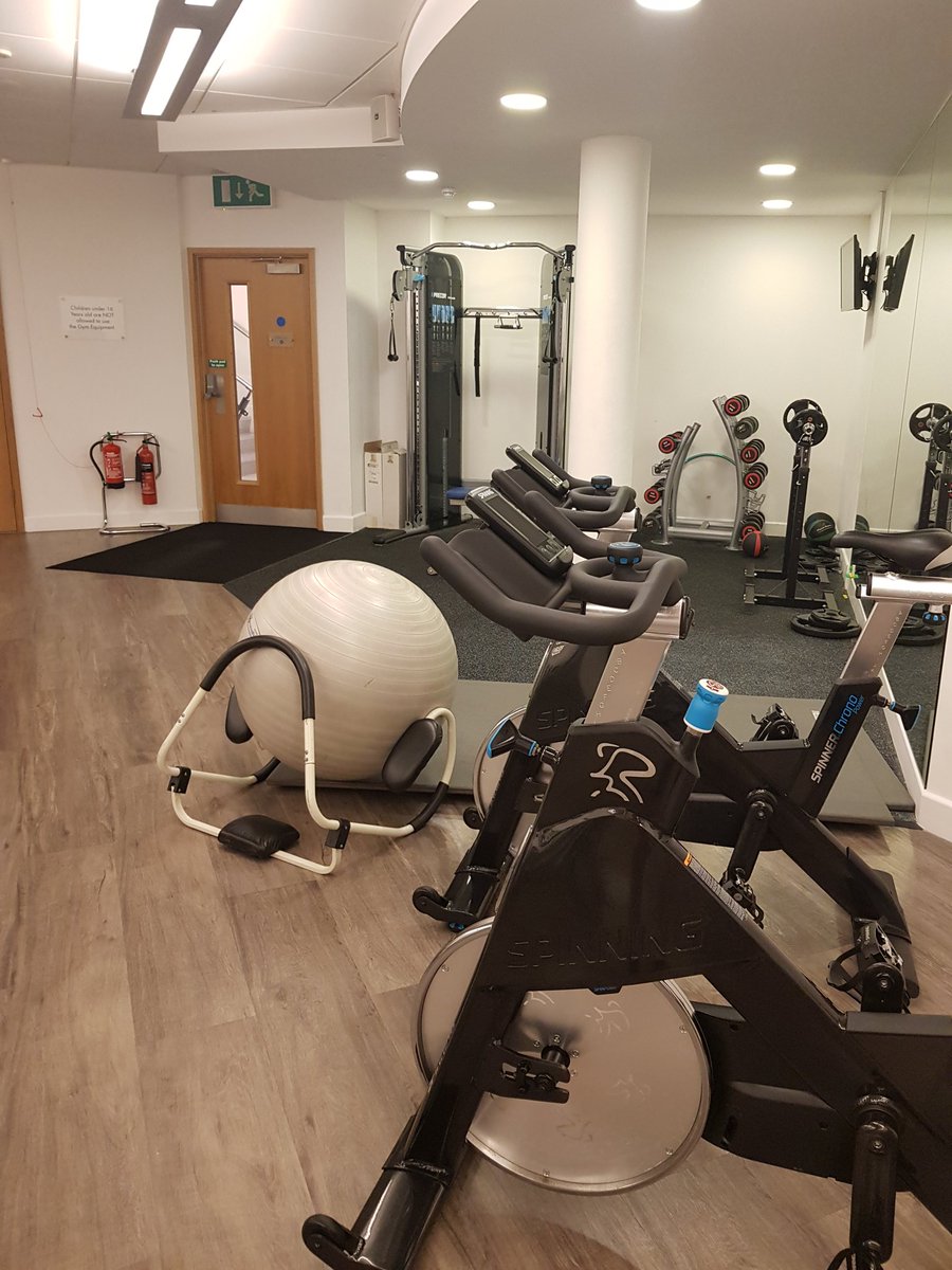 Ibby_tri's tweet photo. Ahh hotel gyms 🤔 

Morning Monday people,  away with work this week so this is what I've got to work with. None of the weights match and the telly in the corner is facing another wall? 😁

#makingdo #6amclub #weighttraining  #workoutmotivation #Training #MondayMotivation https://t.co/FptAg7i1yM