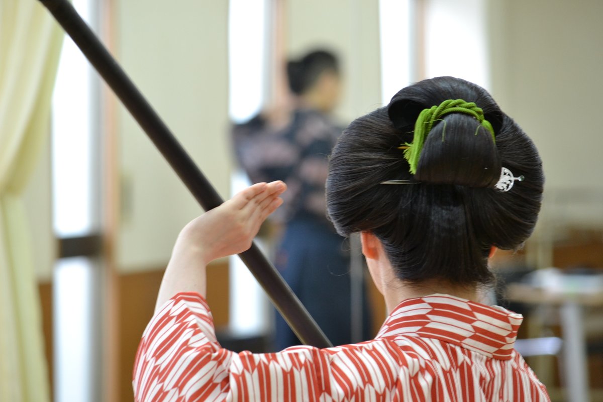 hizen_kasuga's tweet photo. 門弟のひとりが、地毛で日本髪を結ったそうです。
なお『中下級クラスの武家の子女っぽく！』とリクエストして高島田という髪型にしてもらった、この頭で稽古するのが夢だった！などとと供述しております。 https://t.co/9gFPe8xwgy