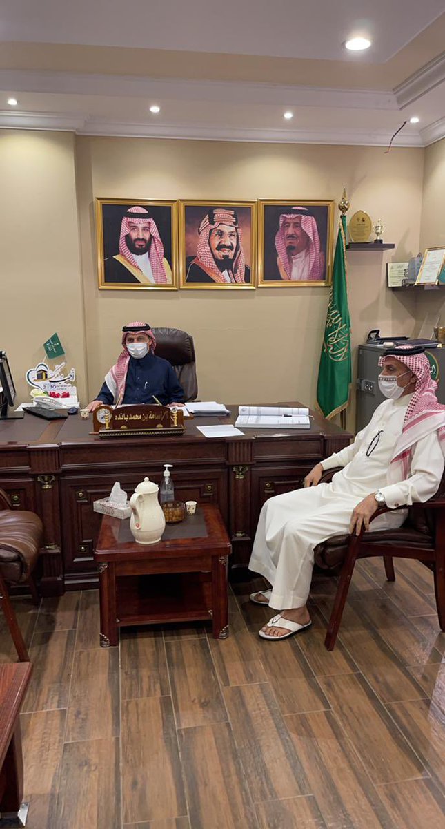 تشرفت ثانوية الانجاز بالهجرة بزيارة المشرف الدكتور عواض القرشي لتفقد سير اعمال الاختبارات حيث تجول بين لجان الاختبارات برفقة مدير المدرسة الاستاذ اسامة بانده