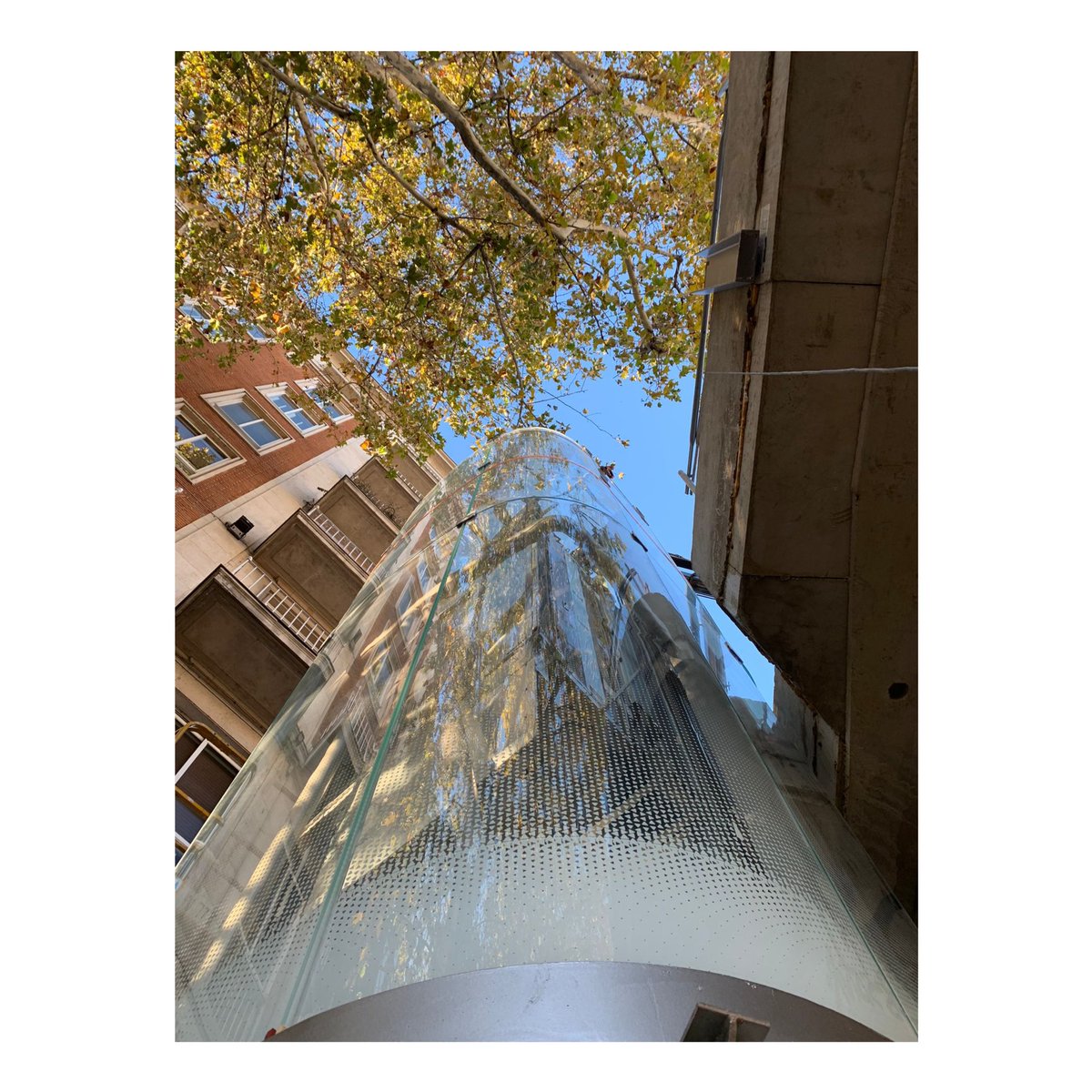 PROINLLER's tweet photo. Proinller completa el acristalamiento curvo para los ascensores de la nueva Plaza de España #Madrid que se inaugura hoy día 22. Espectantes! 😃

#fcc #tvitec #proinller #ascensorespanoramicos #glassfieldprojects https://t.co/7rIyxMrCuN