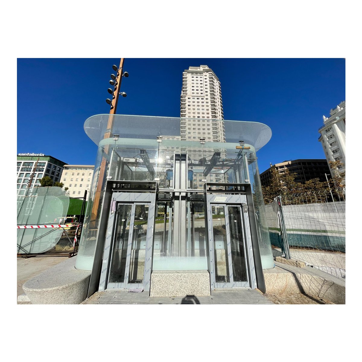 PROINLLER's tweet photo. Proinller completa el acristalamiento curvo para los ascensores de la nueva Plaza de España #Madrid que se inaugura hoy día 22. Espectantes! 😃

#fcc #tvitec #proinller #ascensorespanoramicos #glassfieldprojects https://t.co/7rIyxMrCuN