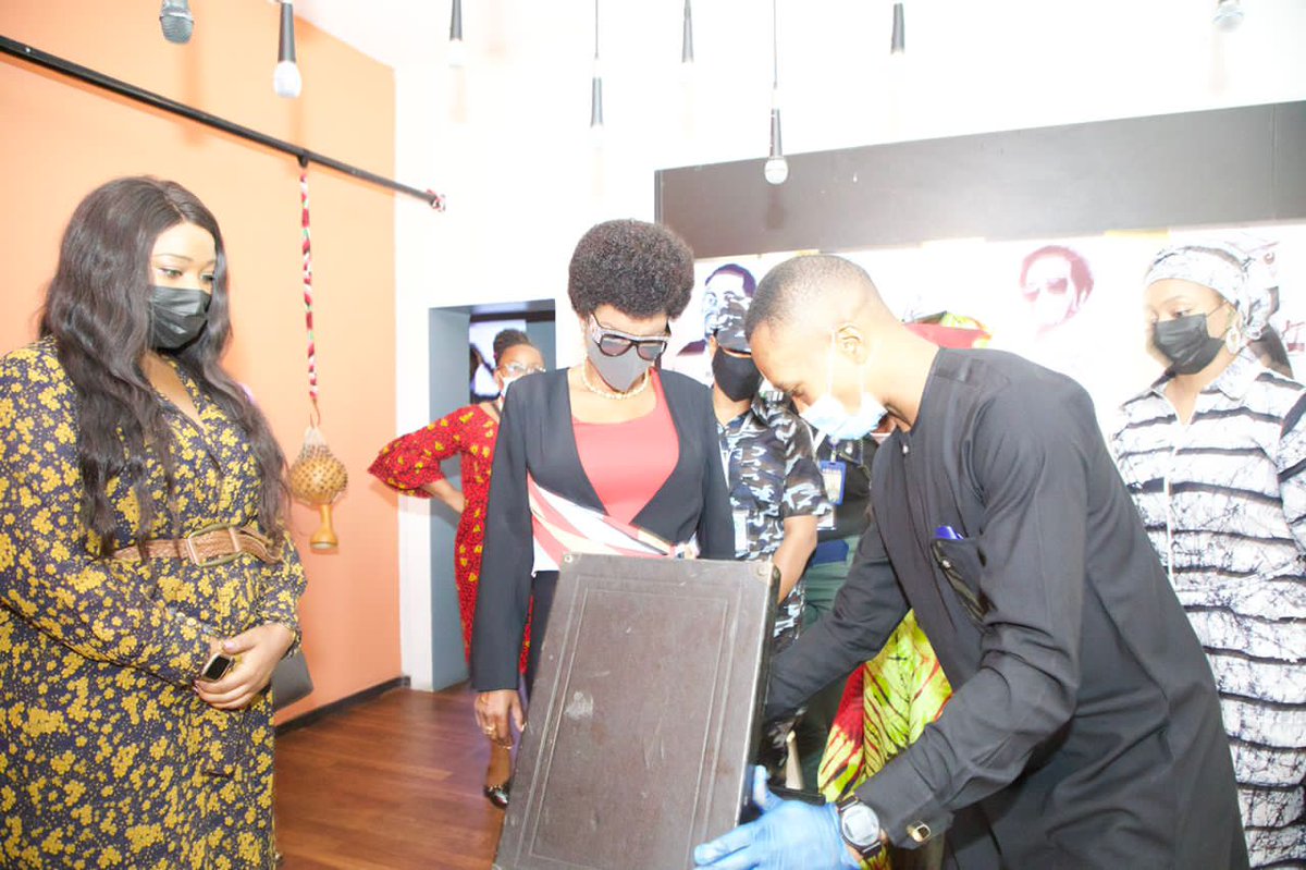 Burundi1stLady's tweet photo. Au cours de mon séjour au #Nigeria, j'ai visité ce dimanche le grand musée d' #Abuja, connu sous le nom de "Discovery Museum". Cette visite m’a permis de bien comprendre l'histoire de ce pays depuis la colonisation  jusqu’à nos jours. https://t.co/M5ibOCmn2L