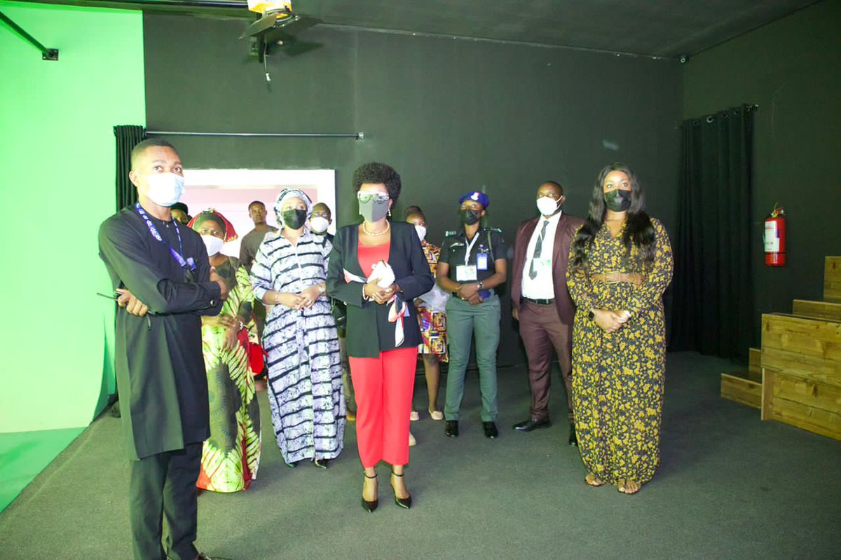 Burundi1stLady's tweet photo. Au cours de mon séjour au #Nigeria, j'ai visité ce dimanche le grand musée d' #Abuja, connu sous le nom de "Discovery Museum". Cette visite m’a permis de bien comprendre l'histoire de ce pays depuis la colonisation  jusqu’à nos jours. https://t.co/M5ibOCmn2L