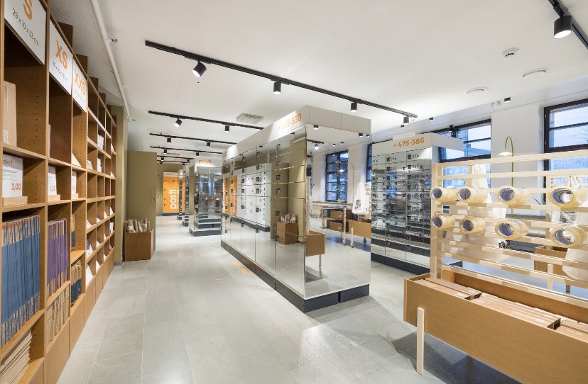 Ovet on nyt auki - tervetuloa tutustumaan uudistettuun pääpostiin Postitalossa! Ikoninen paikka, komea lopputulos ja hieno projekti superkivojen työkavereiden kuten <a href="/LiliusPetra/">Petra Lilius</a> kanssa.