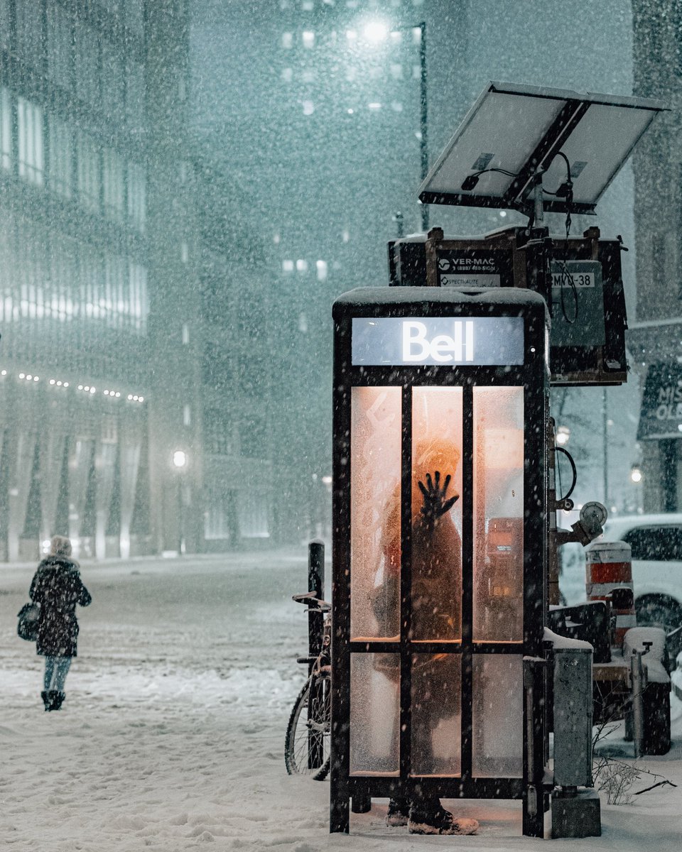 La BELL et Le clochard #montreal #streetphotography #photography