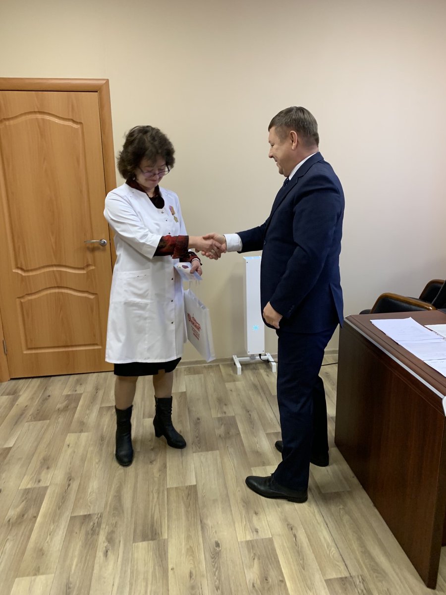 f3y8EfQdyyZh3p7's tweet photo. Рабочая неделя началась торжественно, директор санатория "Красная Глинка" Бекасов Андрей Владимирович вручил памятный знак "Куйбышев - запасная столица. 80 лет"  главному врачу санатория Яковлевой Светлане Анатольевне. Поздравляем!!! https://t.co/6NYRqCsJSl