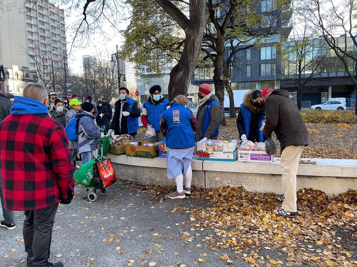 khalsaaidca's tweet photo. Équipe #Montréal a distribué des sacs à collation aux gens du square Cabot. Le seva est en cours depuis septembre 2020 grâce à nos bénévoles dévoués. Nous remercions tous les volontaires de Khalsa Aid pour leur seva.
#khalsaaid #cavabienaller #quebec #cabotsquare https://t.co/cg5Cic74eL