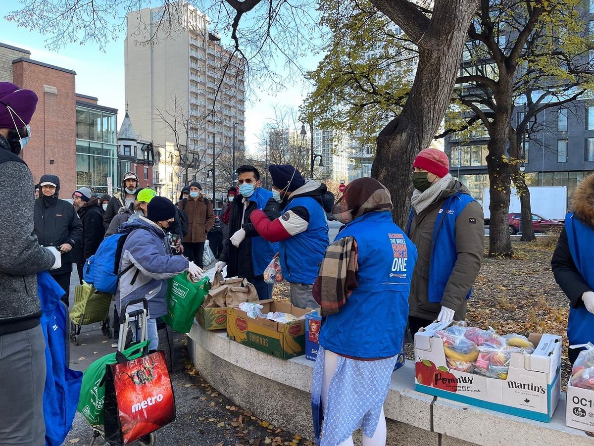 khalsaaidca's tweet photo. Équipe #Montréal a distribué des sacs à collation aux gens du square Cabot. Le seva est en cours depuis septembre 2020 grâce à nos bénévoles dévoués. Nous remercions tous les volontaires de Khalsa Aid pour leur seva.
#khalsaaid #cavabienaller #quebec #cabotsquare https://t.co/cg5Cic74eL