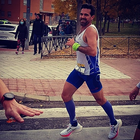 RunningHumanes's tweet photo. Está fino este señor. Y lo demostró en la Media de Fuenlabrada en la que se marcó un entrenamiento de calidad pensando en el @maratonmalaga que es su gran objetivo de final de año. Sin sufrir, acompañando a un amigo y con una sonrisa siempre https://t.co/5bQ1t7o7Nd
