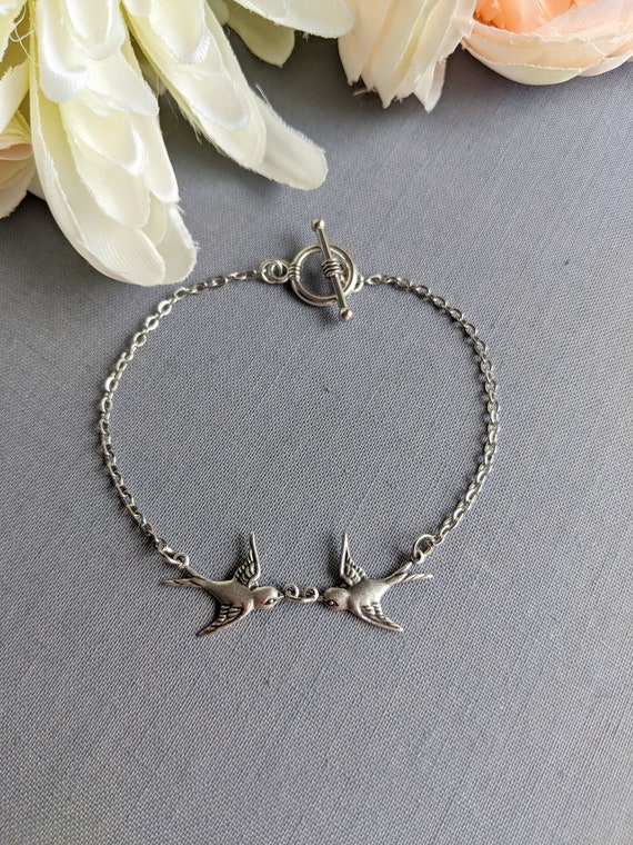 PapillionEra's tweet photo. Silver Bird bracelet, Bird jewelry, delicate https://t.co/1RPBp9waK7 #jewelry #bracelets #silverbirdbracelet #birdjewelry #delicatebracelet @etsymktgtool https://t.co/tkYr5FiaIz