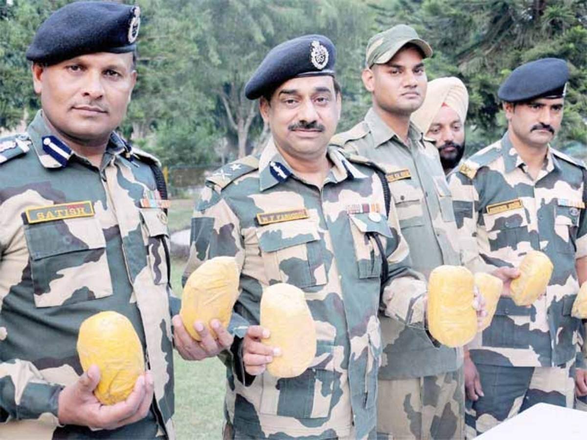 CricketFansLike's tweet photo. On 21/11/2021, #BSF  jawans foiled Pakistani smugglers' attempt to smuggle heroin by timely detection and firing of suspicious movement along the border. #saynotodrugs #AlertBSF 
#bsf_50km https://t.co/fDt3GmMzWM